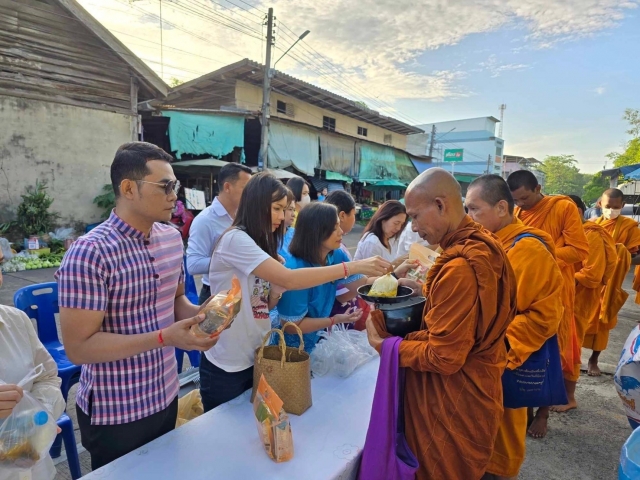 กิจกรรมตักบาตรวันศุกร์
